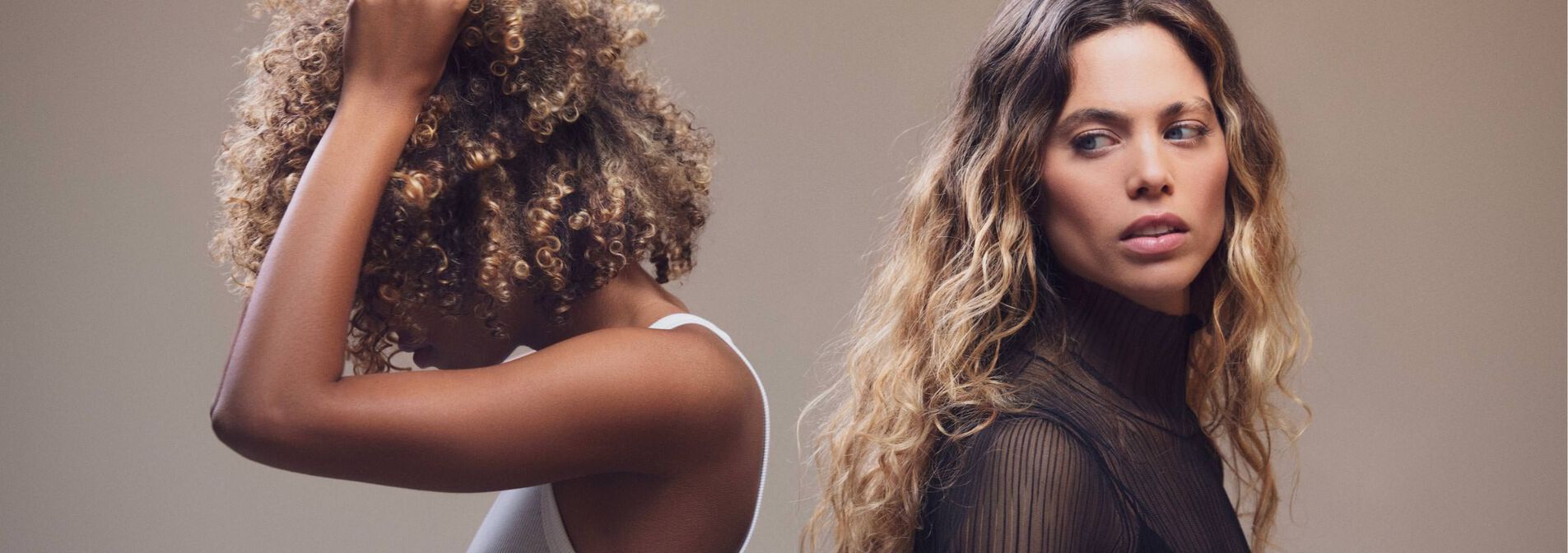 서로 등을 맞대고 있는 곱슬 머리를 가진 모델 더 인텐스 뉴트리션 헤어 케어 마스크